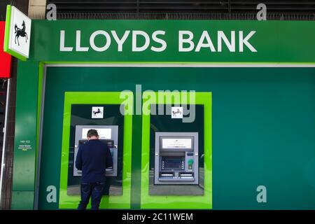 London, Großbritannien. Juni 2020. Ein Mann benutzt die Geldautomaten bei Lloyds Bank in London. Kredit: Dinendra Haria/SOPA Images/ZUMA Wire/Alamy Live Nachrichten Stockfoto