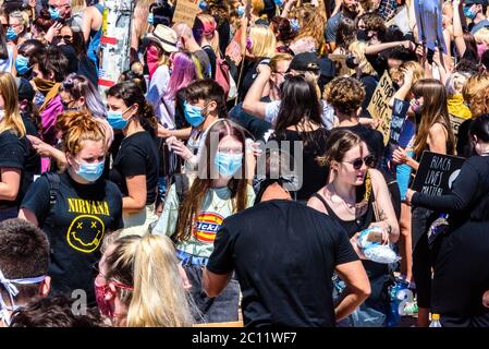 Brighton, East Sussex, Großbritannien. 13. Juni 2020.Protestierende, die Handgel benutzen und Gesichtsmasken am Black Lives Matter march am Brighton Palace Pier erhalten. Brighton, East Sussex, Großbritannien. ©Julia Claxton Kredit: Julia Claxton/Alamy Live Nachrichten Stockfoto