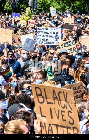 Brighton, East Sussex, Großbritannien. Juni 2020. Protestler, viele von ihnen maskiert, halten Plakate hoch am Black Lives Matter marsch am Brighton Palace Pier. Foto © Julia Claxton Kredit: Julia Claxton/Alamy Live Nachrichten Stockfoto