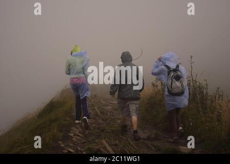 Wandern im Regen. Bieszczady Berglandschaft Stockfoto