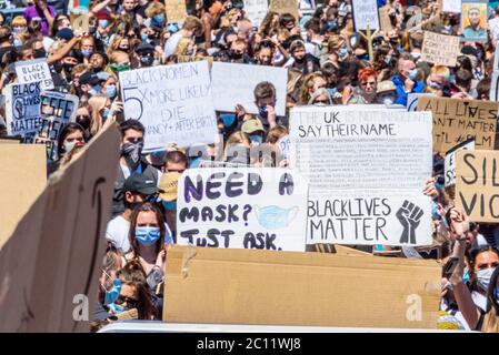 Brighton, East Sussex, Großbritannien. 13. Juni 2020.Protestierende, die Handgel benutzen und Gesichtsmasken am Black Lives Matter march am Brighton Palace Pier erhalten. Brighton, East Sussex, Großbritannien. ©Julia Claxton Kredit: Julia Claxton/Alamy Live Nachrichten Stockfoto