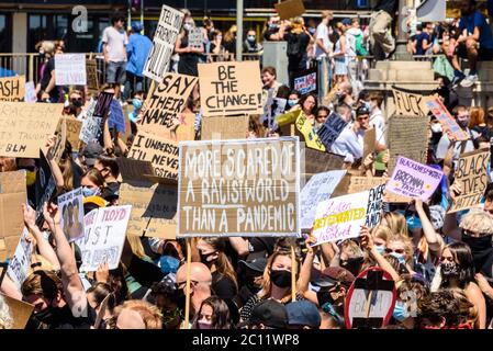 Brighton, East Sussex, Großbritannien. Juni 2020. Protestler, viele von ihnen maskiert, halten Plakate hoch am Black Lives Matter marsch am Brighton Palace Pier. Foto © Julia Claxton Kredit: Julia Claxton/Alamy Live Nachrichten Stockfoto