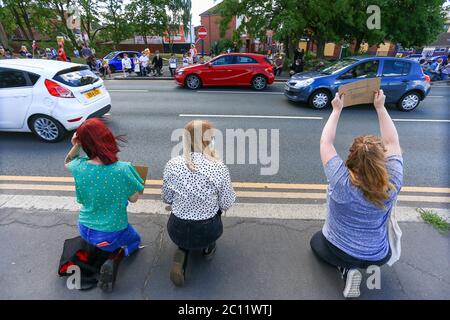 Stourbridge, West Midlands, Großbritannien. Juni 2020. Eine lebhafte, aber friedliche Versammlung von mindestens 200 Menschen demonstrierte für die Black Lives Matter in der Stadt Stourbridge, West Midlands, Großbritannien. Kredit: Peter Lopeman/Alamy Live Nachrichten Stockfoto