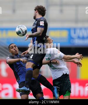 Paderborn, Deutschland. Juni 2020. Fußball: Bundesliga, SC Paderborn 07 - Werder Bremen, 31. Spieltag in der Benteler Arena. Paderborns Jan-Luca Rumpf (M) im Kampf gegen den Bremer Maximilian Eggestein (r) Quelle: Friedemann Vogel/EPA/Pool/dpa - WICHTIGER HINWEIS: Gemäß den Bestimmungen der DFL Deutsche Fußball Liga und des DFB Deutscher Fußball-Bund ist es untersagt, im Stadion und/oder aus dem Spiel aufgenommene Aufnahmen in Form von Sequenzbildern und/oder videoähnlichen Fotoserien zu nutzen oder auszunutzen./dpa/Alamy Live News Stockfoto