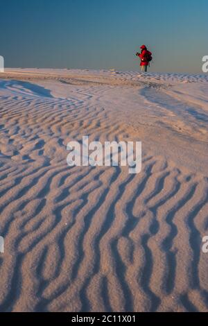 Sanddünen Landschaft mit entfernten Mann zu Fuß. Fotografiert im Slowinski Nationalpark Stockfoto