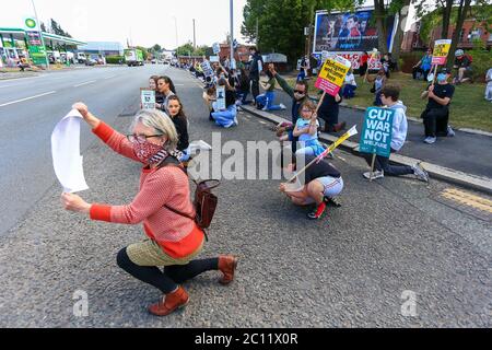 Stourbridge, West Midlands, Großbritannien. Juni 2020. Eine lebhafte, aber friedliche Versammlung von mindestens 200 Menschen demonstrierte für die Black Lives Matter in der Stadt Stourbridge, West Midlands, Großbritannien. Kredit: Peter Lopeman/Alamy Live Nachrichten Stockfoto