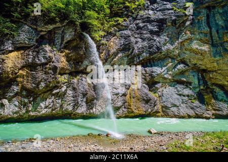 Wasserfall in der Aareschlucht. Die Klamm Länge ist über einen 1km, liegt zwischen Meiringen und Innertkirchen, Schweiz. Stockfoto