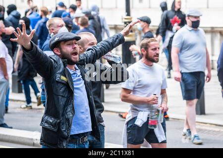 London, Großbritannien. Juni 2020. Demonstranten, eine gemischte Gruppe von Tommy Robinson Fans, Fußballfans und Veteranen treffen sich, um sich über den Schaden zu beschweren, den eine Minderheit der Black Lives Matter-Proteste vor einer Woche an Statuen wie Churchills erlitten hat. Kredit: Guy Bell/Alamy Live Nachrichten Stockfoto