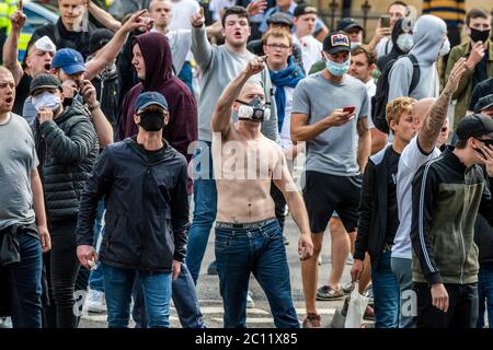 London, Großbritannien. Juni 2020. Demonstranten, eine gemischte Gruppe von Tommy Robinson Fans, Fußballfans und Veteranen treffen sich, um sich über den Schaden zu beschweren, den eine Minderheit der Black Lives Matter-Proteste vor einer Woche an Statuen wie Churchills erlitten hat. Kredit: Guy Bell/Alamy Live Nachrichten Stockfoto