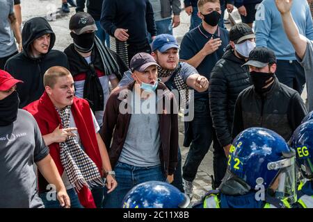 London, Großbritannien. Juni 2020. Demonstranten, eine gemischte Gruppe von Tommy Robinson Fans, Fußballfans und Veteranen treffen sich, um sich über den Schaden zu beschweren, den eine Minderheit der Black Lives Matter-Proteste vor einer Woche an Statuen wie Churchills erlitten hat. Kredit: Guy Bell/Alamy Live Nachrichten Stockfoto