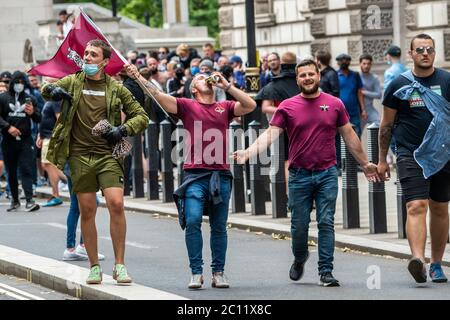 London, Großbritannien. Juni 2020. Demonstranten, eine gemischte Gruppe von Tommy Robinson Fans, Fußballfans und Veteranen treffen sich, um sich über den Schaden zu beschweren, den eine Minderheit der Black Lives Matter-Proteste vor einer Woche an Statuen wie Churchills erlitten hat. Kredit: Guy Bell/Alamy Live Nachrichten Stockfoto