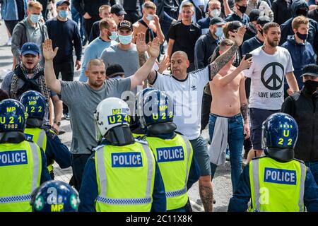 London, Großbritannien. Juni 2020. Demonstranten, eine gemischte Gruppe von Tommy Robinson Fans, Fußballfans und Veteranen treffen sich, um sich über den Schaden zu beschweren, den eine Minderheit der Black Lives Matter-Proteste vor einer Woche an Statuen wie Churchills erlitten hat. Kredit: Guy Bell/Alamy Live Nachrichten Stockfoto