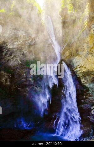 Berühmte Reichenbach Wasserfälle bei starkem Wind und starkem Sonnenlicht. Meiringen. Berner Oberland Region der Schweiz. Stockfoto