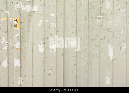 Zerrissene Poster Auf Grunge Alte Wände Stockfoto