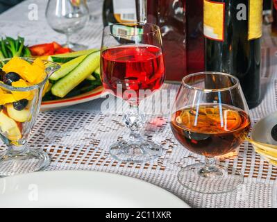 Glas Wein mit Früchten Stockfoto