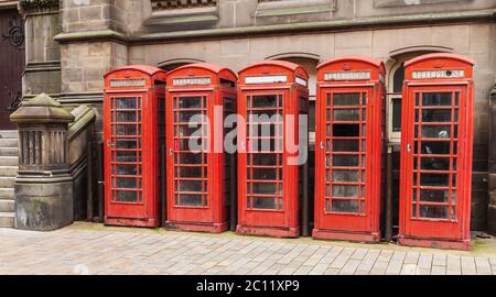 Fünf, alte, rote K6 Telefonzellen im Stadtzentrum von Middlesbrough, England, Großbritannien Stockfoto