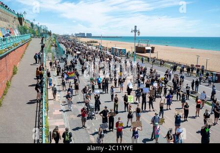 Brighton UK 13. Juni 2020 - Tausende nehmen an der Black Lives Matter Anti-Rassismus-Protestkundgebung durch Brighton heute Teil. Es gab Proteste in ganz Amerika, Großbritannien und anderen Ländern seit dem Tod von George Floyd, während er von der Polizei in Minneapolis am 25. Mai verhaftet : Credit Simon Dack / Alamy Live News Stockfoto