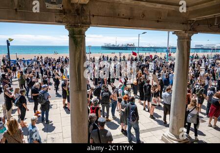 Brighton UK 13. Juni 2020 - Tausende nehmen an der Black Lives Matter Anti-Rassismus-Protestkundgebung durch Brighton heute Teil. Es gab Proteste in ganz Amerika, Großbritannien und anderen Ländern seit dem Tod von George Floyd, während er von der Polizei in Minneapolis am 25. Mai verhaftet : Credit Simon Dack / Alamy Live News Stockfoto