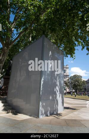 Parliament Square. Die "vernagelten" Statue von Nelson Mandela, {Sie ist tatsächlich in einer Metalljacke eingeschlossen), während sich die Protestierenden versammeln, um den Statu zu "schützen" Stockfoto