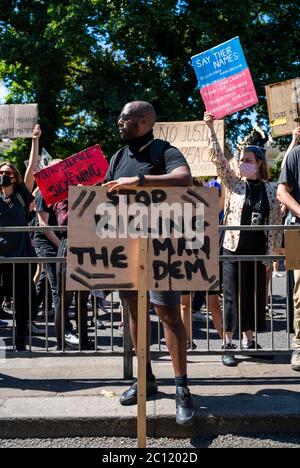 Brighton UK 13. Juni 2020 - Tausende nehmen an der Black Lives Matter Anti-Rassismus-Protestkundgebung durch Brighton heute Teil. Es gab Proteste in ganz Amerika, Großbritannien und anderen Ländern seit dem Tod von George Floyd, während er von der Polizei in Minneapolis am 25. Mai verhaftet : Credit Simon Dack / Alamy Live News Stockfoto