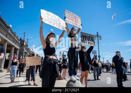 Brighton UK 13. Juni 2020 - Tausende nehmen an der Black Lives Matter Anti-Rassismus-Protestkundgebung durch Brighton heute Teil. Es gab Proteste in ganz Amerika, Großbritannien und anderen Ländern seit dem Tod von George Floyd, während er von der Polizei in Minneapolis am 25. Mai verhaftet : Credit Simon Dack / Alamy Live News Stockfoto
