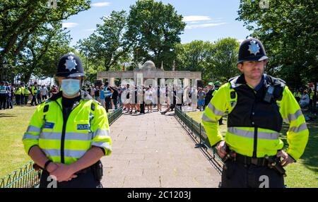 Brighton UK 13. Juni 2020 - die Polizei wacht, wenn rechtsgerichtete Gruppen das Kriegsdenkmal umgeben, während Tausende an der Anti-Rassismus-Protestkundgebung von Black Lives Matter durch Brighton teilnehmen. Es gab Proteste in ganz Amerika, Großbritannien und anderen Ländern seit dem Tod von George Floyd, während er von der Polizei in Minneapolis am 25. Mai verhaftet : Credit Simon Dack / Alamy Live News Stockfoto