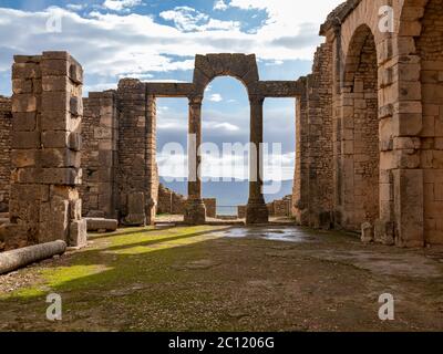 Steinbögen und Details der Antonian oder Licinian Bäder in der antiken römischen archäologischen Stätte von Dougga (Thugga), Tunesien Stockfoto