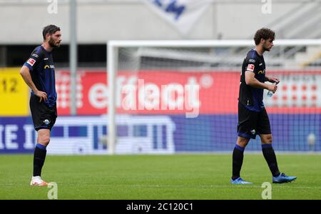 Paderborn, Deutschland. Juni 2020. Fußball: Bundesliga, SC Paderborn 07 - Werder Bremen, 31. Spieltag in der Benteler Arena. Paderborner Jan-Luca Rumpf (r) und Christian Strohdiek reagieren nach dem Spiel enttäuscht. Quelle: Friedemann Vogel/EPA/Pool/dpa - WICHTIGER HINWEIS: Gemäß den Bestimmungen der DFL Deutsche Fußball Liga und des DFB Deutscher Fußball-Bund ist es untersagt, im Stadion und/oder aus dem Spiel aufgenommene Aufnahmen in Form von Sequenzbildern und/oder videoähnlichen Fotoserien zu nutzen oder auszunutzen./dpa/Alamy Live News Stockfoto