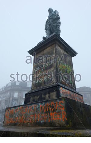 Edinburgh, Schottland, Großbritannien. Juni 2020. Robert Dundas 2. Viscount Melville Statue in der Melville Street im West End, mit Graffiti besprüht als Teil der Black Lives Matter Proteste. Kredit: Craig Brown/Alamy Live Nachrichten Stockfoto