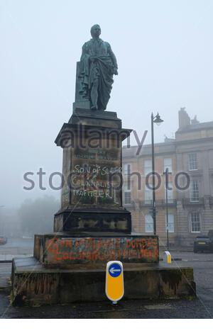 Edinburgh, Schottland, Großbritannien. Juni 2020. Robert Dundas 2. Viscount Melville Statue in der Melville Street im West End, mit Graffiti besprüht als Teil der Black Lives Matter Proteste. Kredit: Craig Brown/Alamy Live Nachrichten Stockfoto