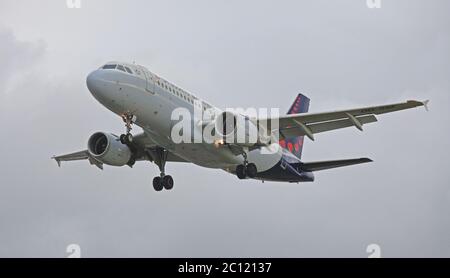 Brussels Airlines Airbus A319 OO-VNS auf endgültige Konzept für Flughafen London-Heathrow LHR Stockfoto