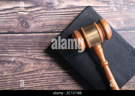 Blick von oben auf den Gavel auf einem Buch auf dem Tisch Stockfoto