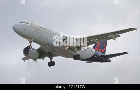 Brussels Airlines Airbus A319 OO-VNS auf endgültige Konzept für Flughafen London-Heathrow LHR Stockfoto