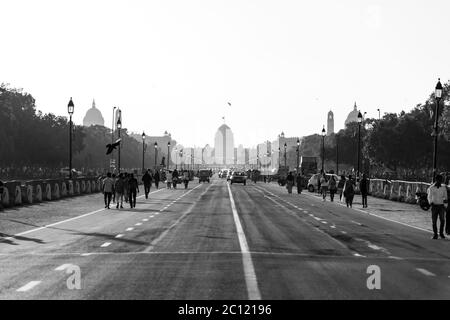 Rajpath Road vom India Gate war Memorial an Rashtrapati Bhavan. Die effizienteste Straße des Landes. Die Straße verbindet die Heimat des indischen Präsidenten. Stockfoto