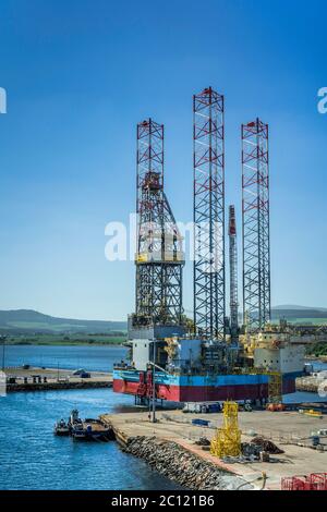 Offshore Oil Bohrplattformen im Cromarty Firth in der Nähe von Invergordon, Schottland, Großbritannien, Europa verankert. Stockfoto