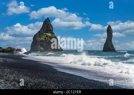 Ein schwarzer Sandstrand mit Felsen und Brandung in der Nähe von Vik, Icleand, Europa. Stockfoto