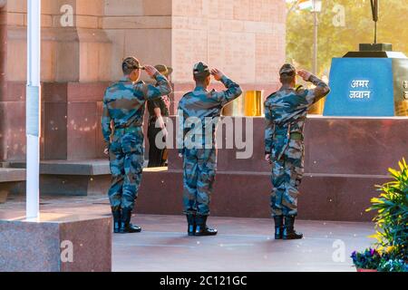 Eine Armee Soldaten stehen unter dem India Gate war Memorial tragen Militäruniform an einem Abend. Es ist die am meisten besuchte Attraktion von Touristen. Stockfoto