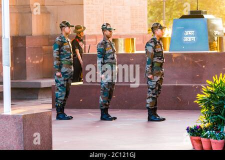 Eine Armee Soldaten stehen unter dem India Gate war Memorial tragen Militäruniform an einem Abend. Es ist die am meisten besuchte Attraktion von Touristen. Stockfoto