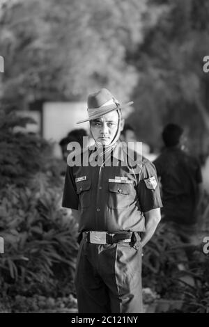 Ein Armeesoldat, der unter dem Kriegsdenkmal des India Gate steht, trägt die Uniform auf der Abendzeremonie, die das Eigentum der indischen Regierung schützt. Stockfoto