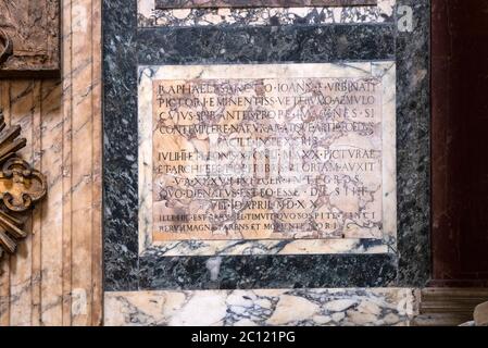 Italien Latium Rom - Pantheon - Epigraph auf Raffaello Sanzio Stockfoto