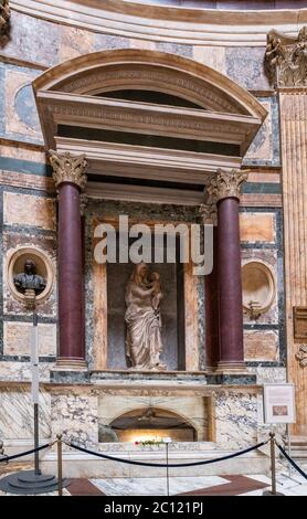 Italien Latium Rom - Pantheon - Grab von Raffaello Sanzio und Epigraph Stockfoto