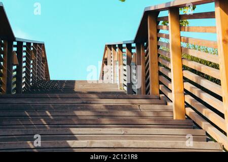 Gehen Sie die Treppe hoch. Holztreppe im Park. Selektiver Fokus. Stockfoto
