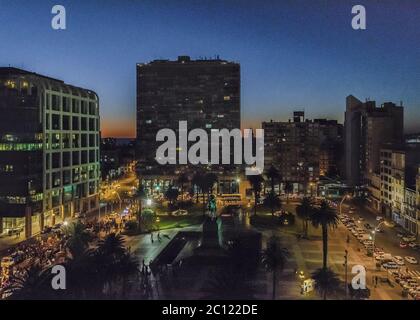 Nacht Stadtbild Szene Luftaufnahme der Unabhängigkeit Platz von Montevideo Stockfoto