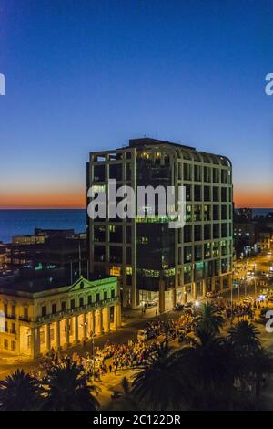 Nacht Stadtbild Szene Luftaufnahme der Unabhängigkeit Platz von Montevideo Stockfoto