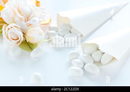 Gruppe von gezuckerten Mandeln auf weißem Hintergrund Stockfoto
