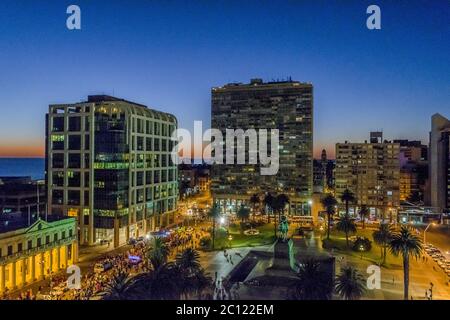 Nacht Stadtbild Szene Luftaufnahme der Unabhängigkeit Platz von Montevideo Stockfoto