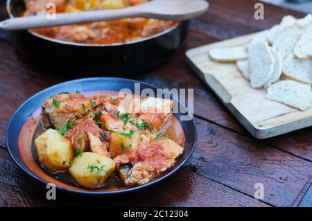 Kabeljau in einer Pfanne mit Tomaten, Oliven und Kartoffeln gekocht Stockfoto