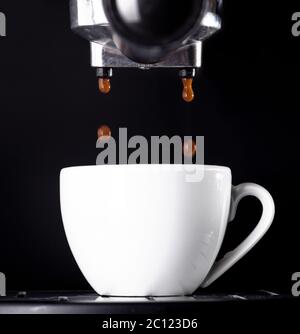 Gießen von Kaffeemaschine Espresso. Stockfoto