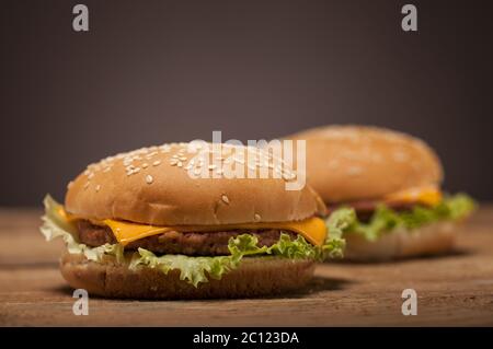 Frische Burger auf Holztisch Stockfoto