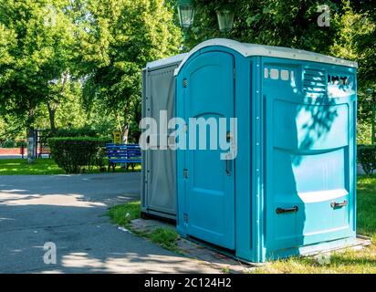 Öffentliche tragbare Bio-Toiletten im Children's World Park in Bukarest, Rumänien. Stockfoto